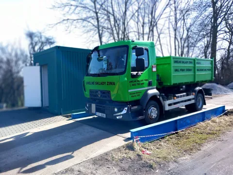 Nákladní auto Uhelných skladů Zima na váze